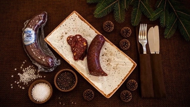Суджук с кедровым орехом с/к